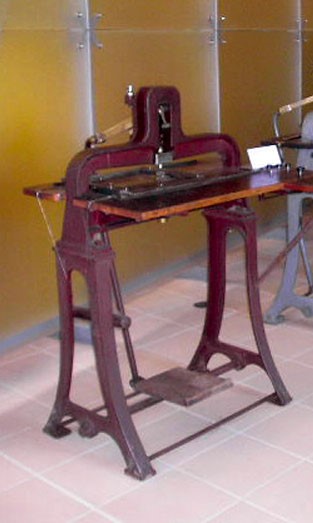 Sázecí stroj pro systém Brailleova šestibodového písma – Franz Hinze, 1895