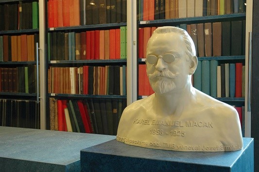 Louis Braille, busta; V pozadí knihovna taktilních knih; Expozice Kultura nevidomých Technického muzea v Brně