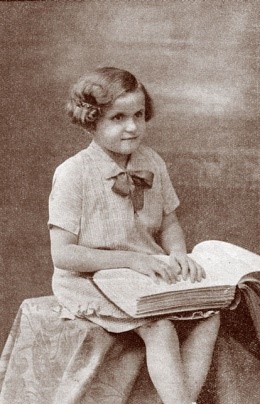 Jedna z prvních čtenářek ZORY, žákyně Ústavu pro nevidomé v Praze na Hradčanech – obrázek je asi z roku 1917