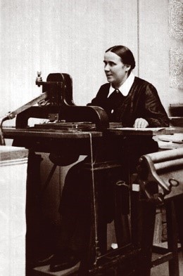 Marie POLEDNOVÁ, první sazečka ZORY a knihovnice, spolupracovnice Karla Emanuela Macana od roku 1917